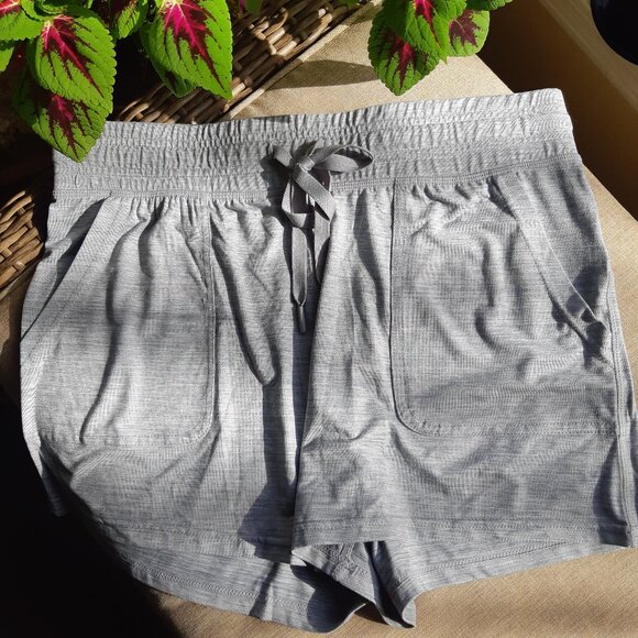 *NWOT Amazon Essentials Women's Brushed Tech Stretch Short Heathered Grey M - Picture 4 of 8